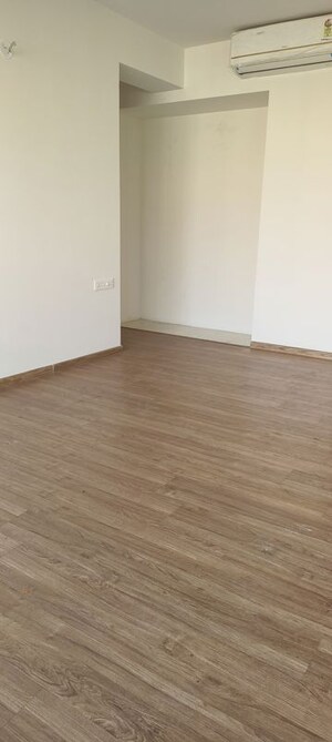 Room in 2 BHK Apartment at Indiabulls One Indiabulls, Pokhran Road No Two – for Rent