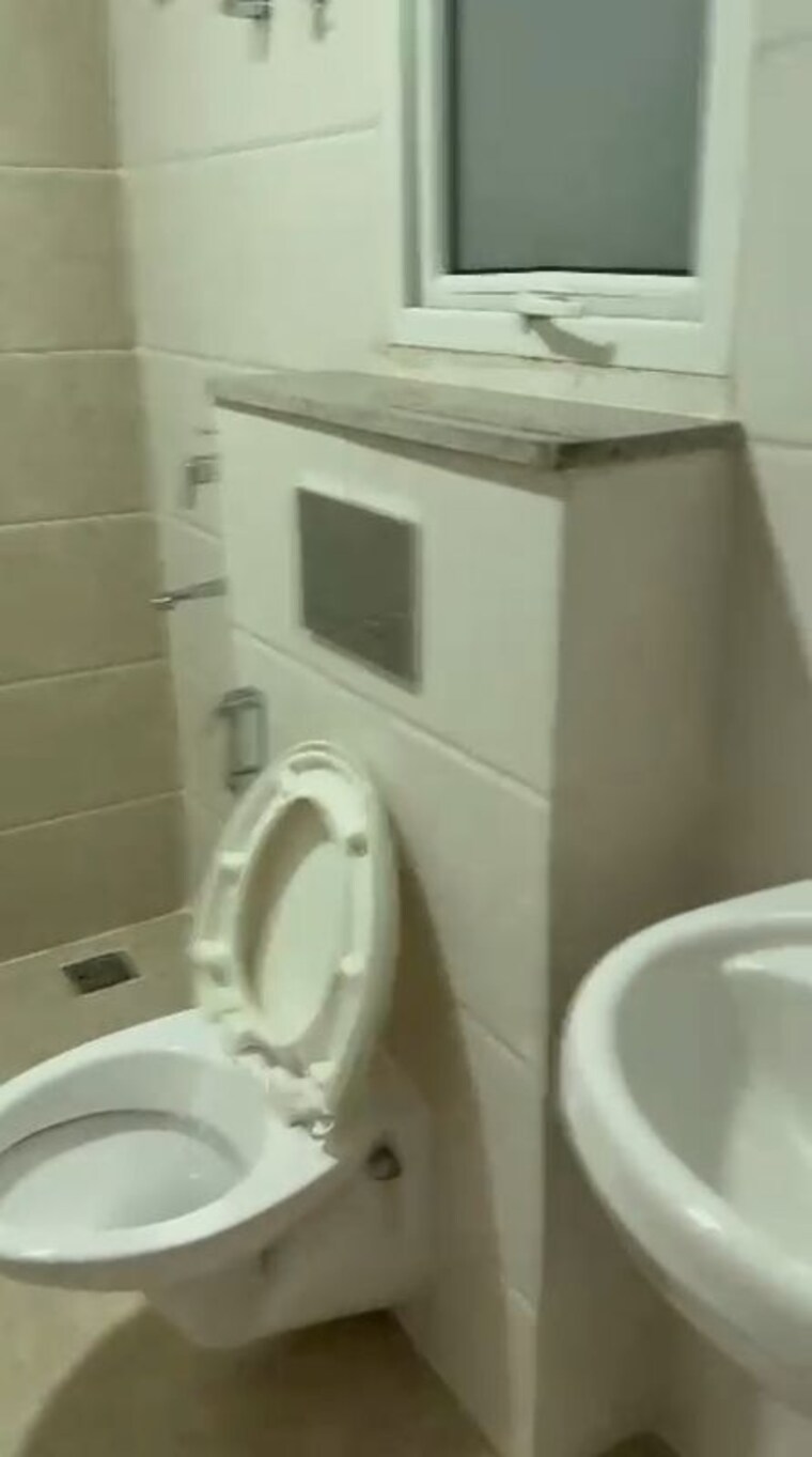 Bathroom, omaxe-royal-residency-faridabad 3 Bedroom 1925 Sq.Ft. Apartment In Sector 79 Faridabad 10164908