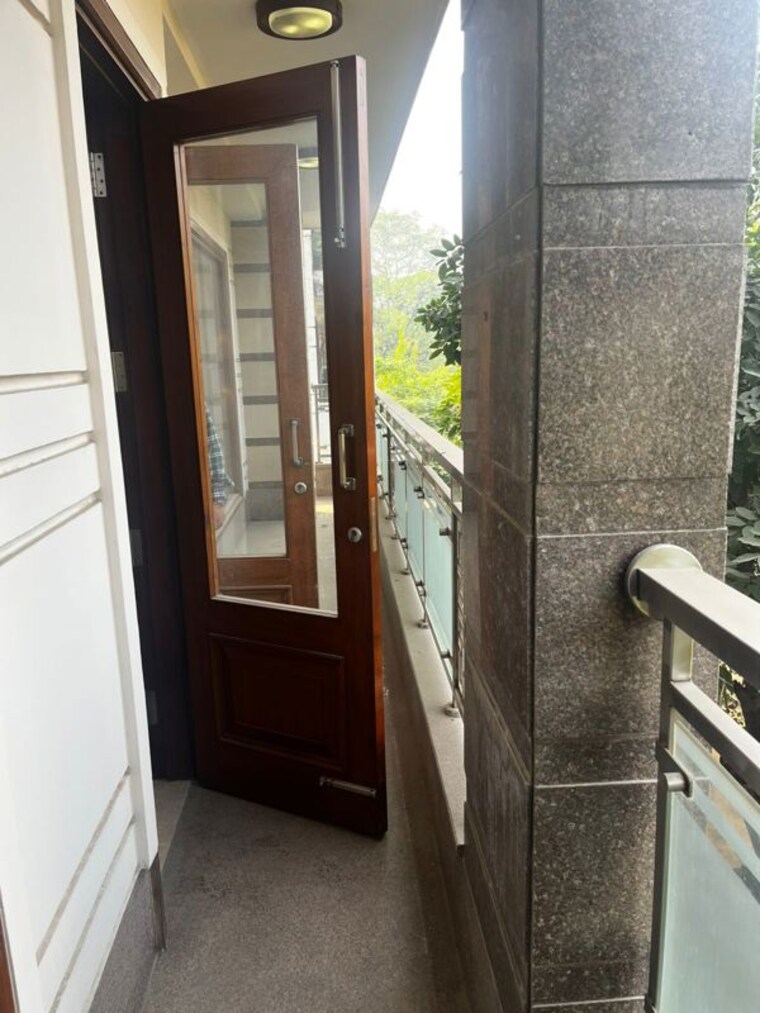 Balcony, pamposh enclave 4 Bedroom 450 Sq.Yd. Builder Floor In Pamposh Enclave Delhi 10164969