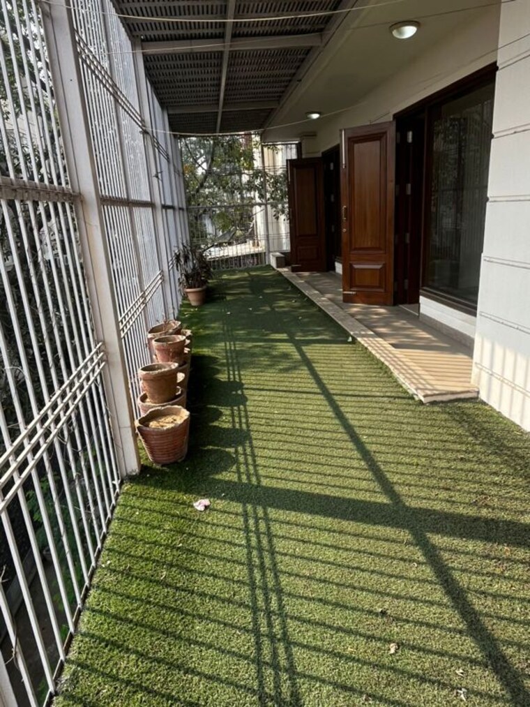Balcony, pamposh enclave 4 Bedroom 450 Sq.Yd. Builder Floor In Pamposh Enclave Delhi 10164969