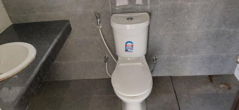 Bathroom, radhey-krishna-casa-green-exotica 2.5 Bedroom 1150 Sq.Ft. Apartment In Vrindavan Yojna Lucknow 10164970