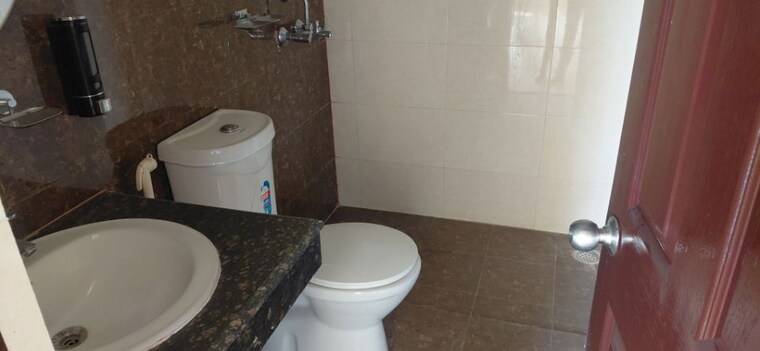 Bathroom, radhey-krishna-casa-green-exotica 2.5 Bedroom 1150 Sq.Ft. Apartment In Vrindavan Yojna Lucknow 10164970