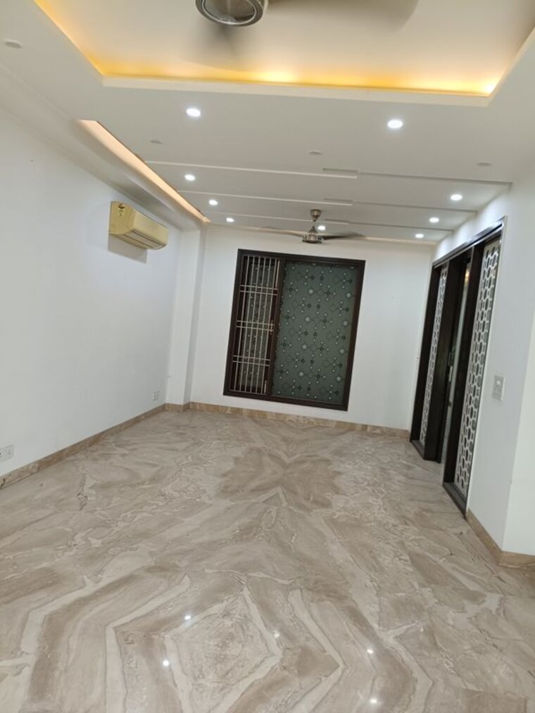 Room, new friends colony 4 Bedroom 500 Sq.Yd. Builder Floor In New Friends Colony Delhi 10164980