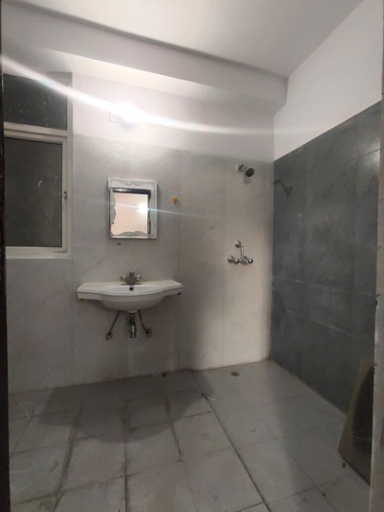 Bathroom, ramprastha-pearl-court 3 Bedroom 1950 Sq.Ft. Apartment In Vaishali Sector 7 Ghaziabad 9920764