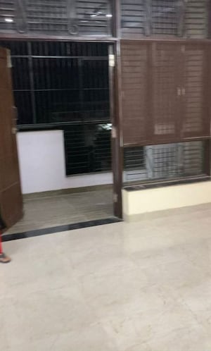 Room in 2 BHK Apartment at Gaur City 7th Avenue, Sector 4 Greater Noida – for Rent