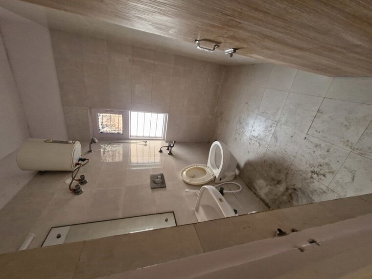 Bathroom, damodar-complex 3 Bedroom 1800 Sq.Ft. Apartment In Sector 37 Noida 10165001