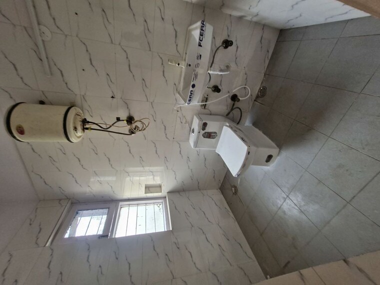 Bathroom, damodar-complex 3 Bedroom 1800 Sq.Ft. Apartment In Sector 37 Noida 10165001