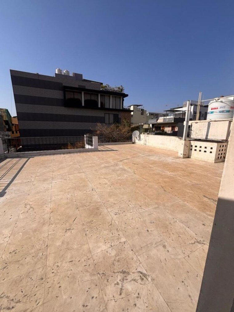  Parking, sector 15 2 Bedroom 1600 Sq.Ft. Builder Floor In Sector 15 Gurgaon 10165048