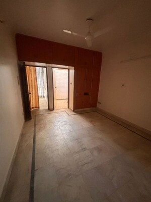Room in 2 BHK Builder Floor at Sector 15 – for Rent