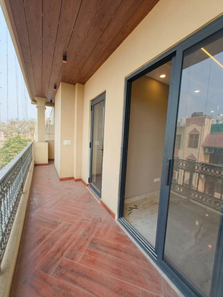 Balcony, east of kailash 3 Bedroom 200 Sq.Yd. Builder Floor In East Of Kailash Delhi 10165069