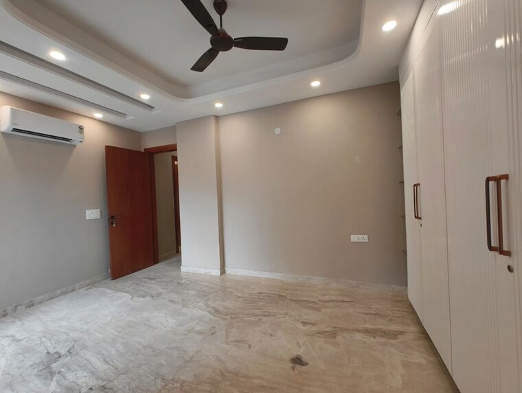 Room, east of kailash 3 Bedroom 200 Sq.Yd. Builder Floor In East Of Kailash Delhi 10165069