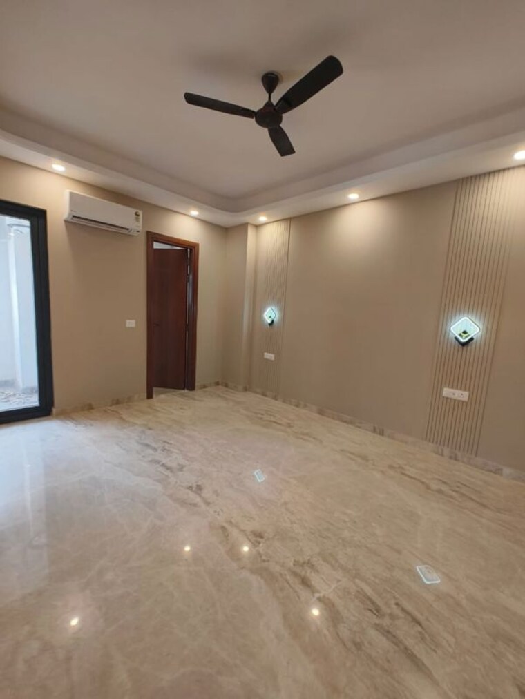 Room, east of kailash 3 Bedroom 200 Sq.Yd. Builder Floor In East Of Kailash Delhi 10165069
