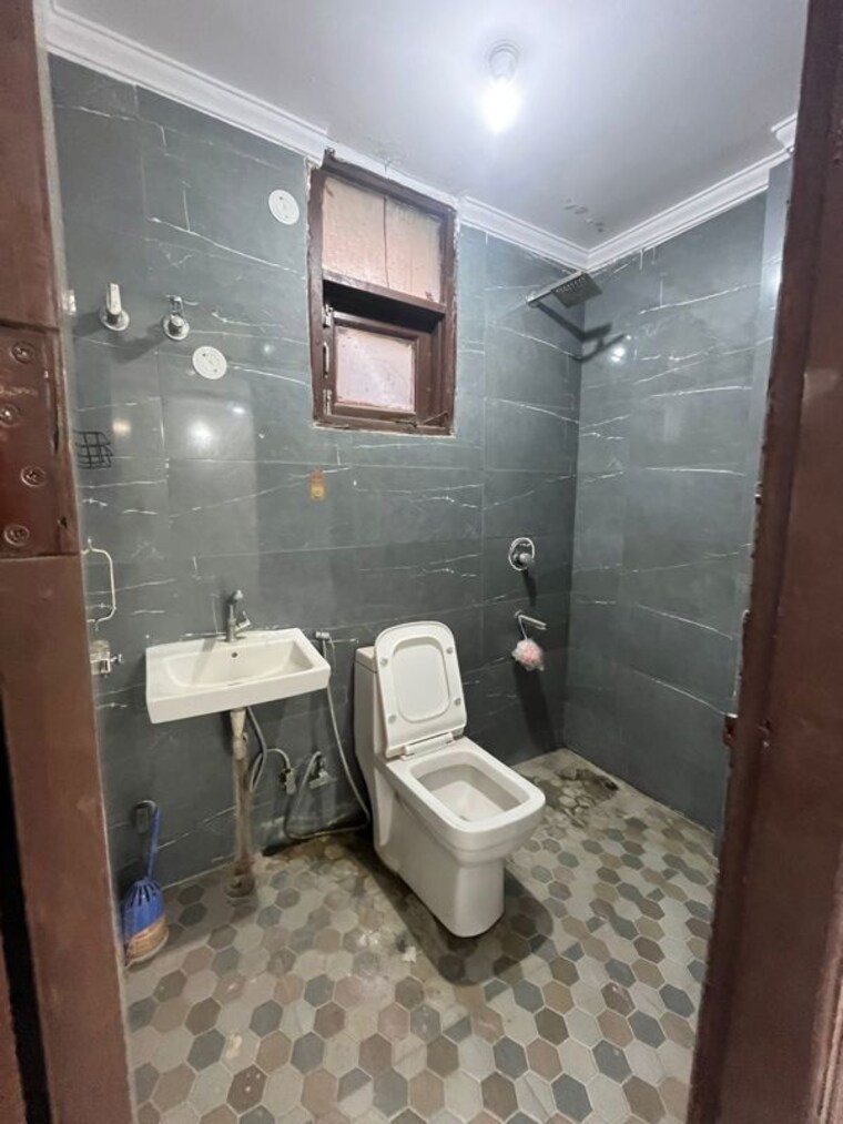 Bathroom, chattarpur 2 Bedroom 85 Sq.Yd. Builder Floor In Chattarpur Delhi 10165087
