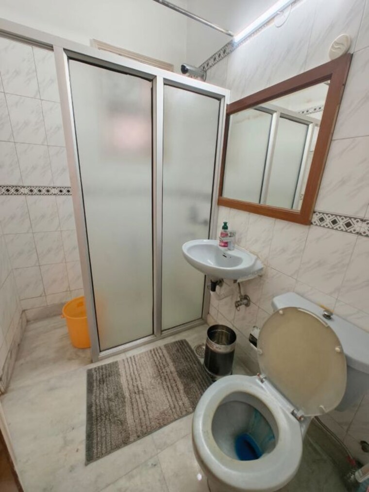 Bathroom, greater kailash i 3 Bedroom 300 Sq.Yd. Builder Floor In Greater Kailash I Delhi 10165100