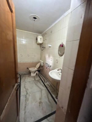 Bathroom in 1.5 BHK Villa at Sector 21 – for Rent