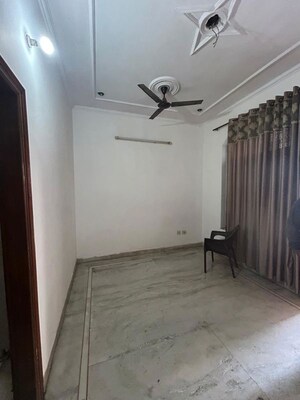 Bathroom in 1.5 BHK Villa at Sector 21 – for Rent