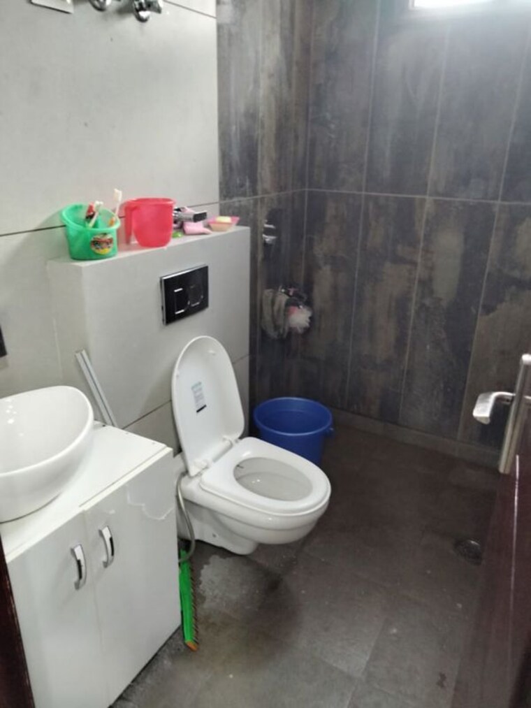 Bathroom, tagore garden extension 2 Bedroom 80 Sq.Yd. Builder Floor In Tagore Garden Extension Delhi 10165164