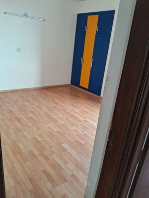 Room in 4 BHK Apartment at AWHO Twin Towers PH4, Omega I Greater Noida – for Rent