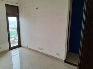 Room in 4 BHK Apartment at AWHO Twin Towers PH4, Omega I Greater Noida – for Rent