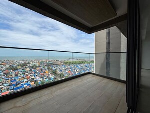 Room in 4 BHK Apartment at Rustomjee Paramount, Khar West – for Sale