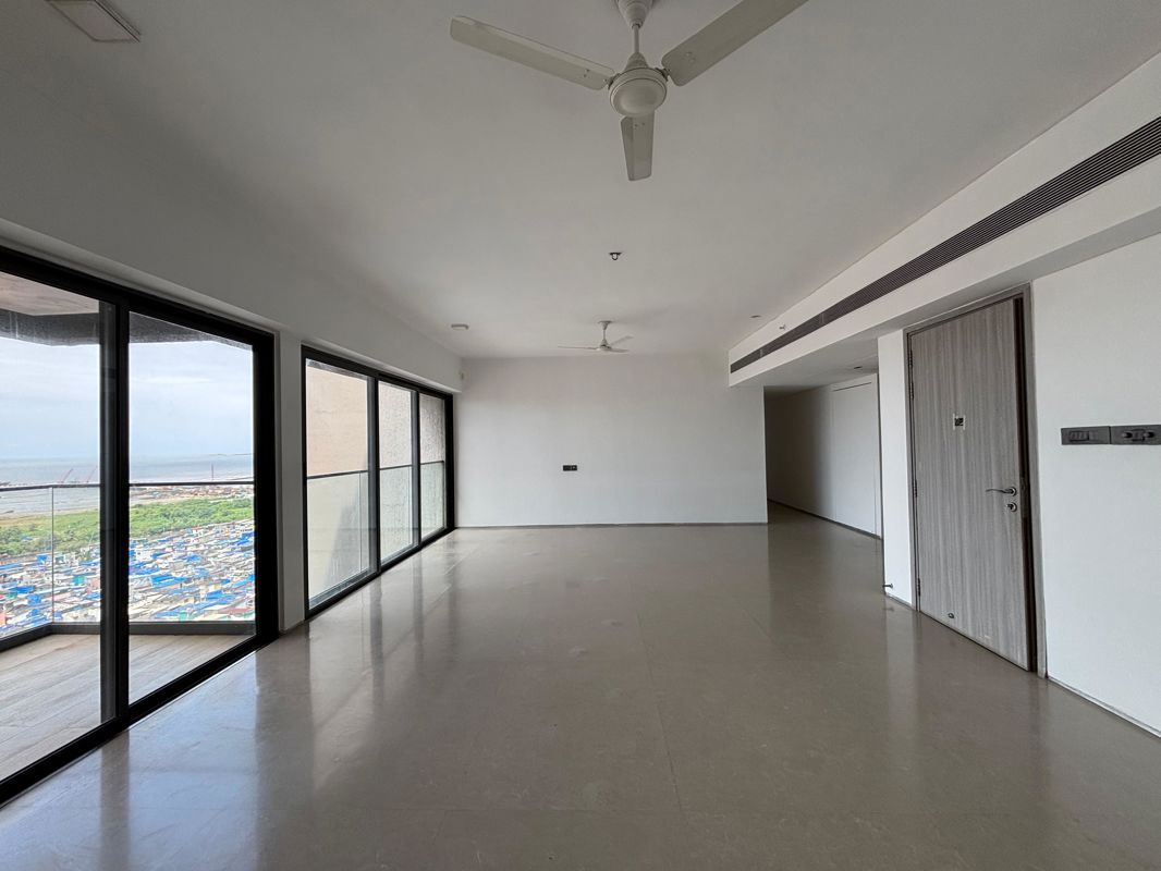 4 BHK + Extra Room Apartment For Sale in Rustomjee Paramount