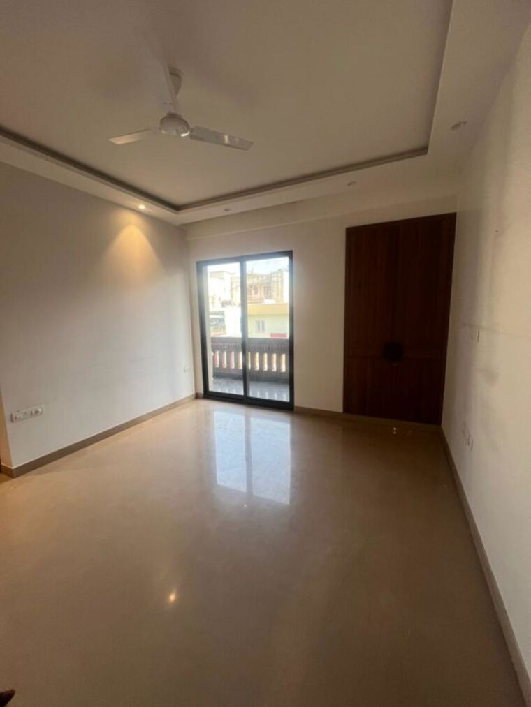 Room, kailash colony 4 Bedroom 311 Sq.Yd. Builder Floor In Kailash Colony Delhi 10165240