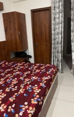 1 RkApartment For Rent in DLF Pink Town House