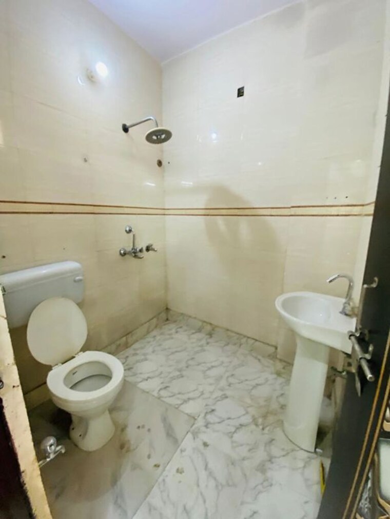 Bathroom, uttam nagar 2 Bedroom 800 Sq.Ft. Builder Floor In Uttam Nagar Delhi 10165275