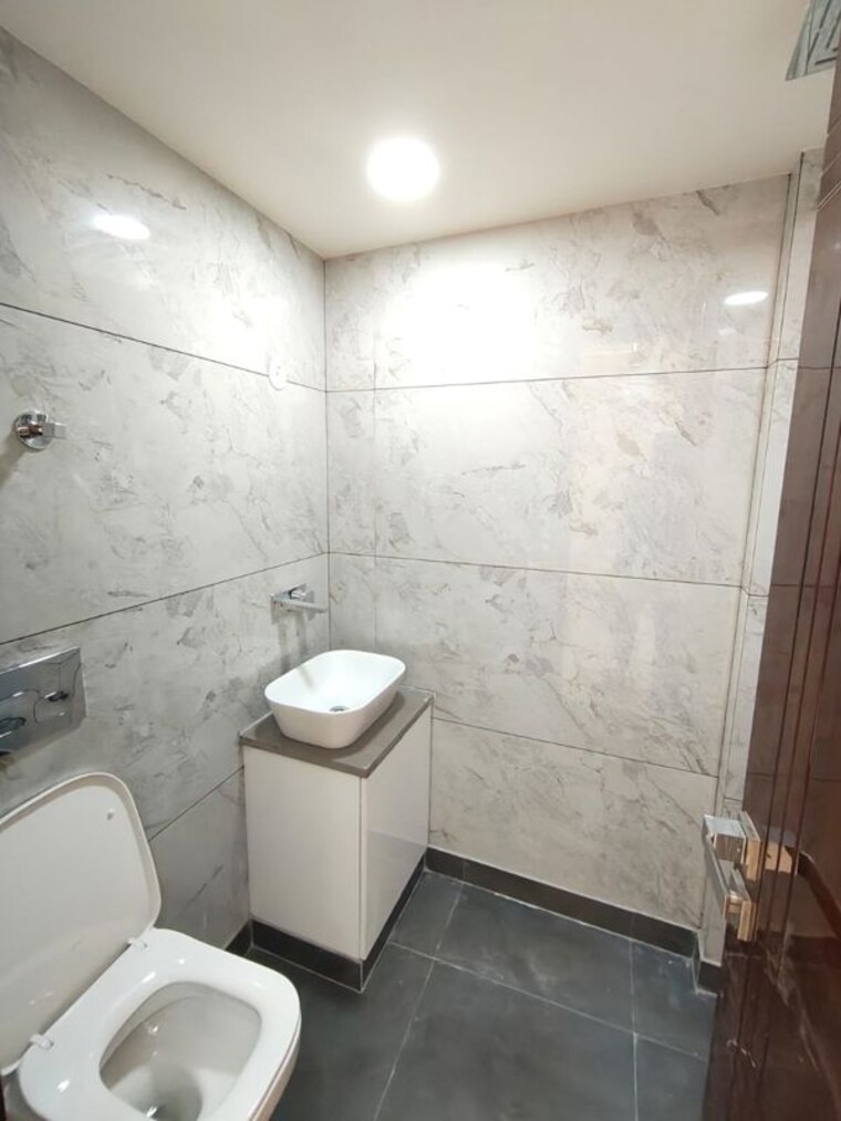 Bathroom, rohini sector 9 4 Bedroom 1600 Sq.Ft. Apartment In Rohini Sector 9 Delhi 10165257