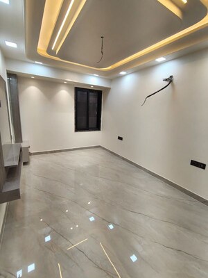 Room in 4 BHK Apartment at Rohini Sector 9 – for Sale