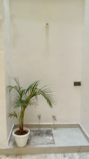 Furnished Amenities in 3 BHK Builder Floor at South City 1 – for Rent