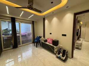 Room in 4 BHK Apartment at Pitampura – for Sale