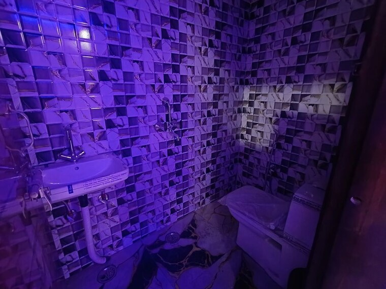 Bathroom, sector 73 2 Bedroom 1000 Sq.Ft. Builder Floor In Sector 73 Noida 10165501