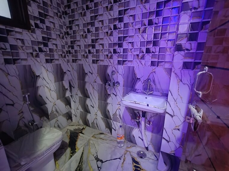 Bathroom, sector 73 2 Bedroom 1000 Sq.Ft. Builder Floor In Sector 73 Noida 10165501