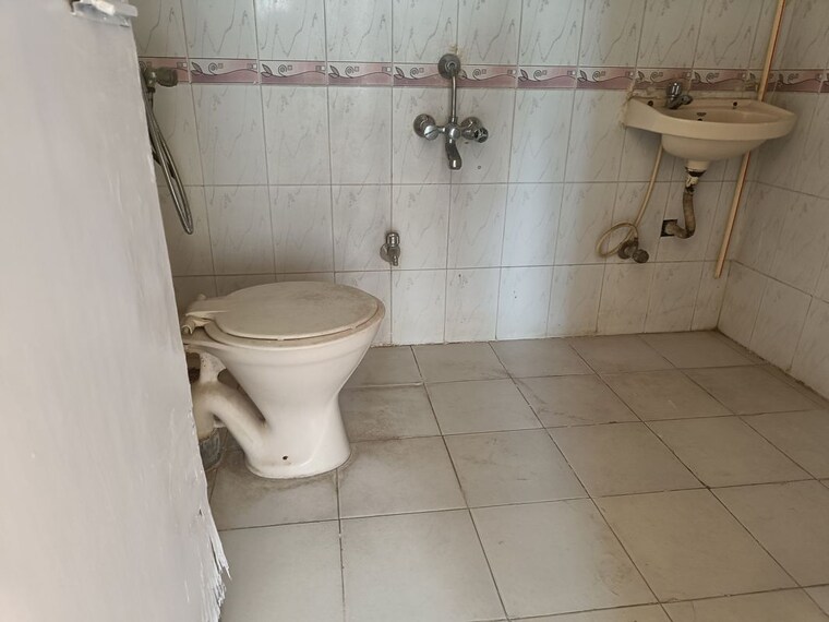 Bathroom, summit-apartment 2 Bedroom 798 Sq.Ft. Apartment In Goregaon East Mumbai 10144940