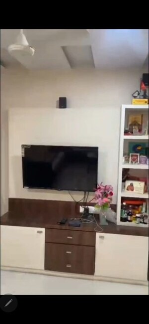 Room in 3 BHK Apartment at Dadar West – for Rent
