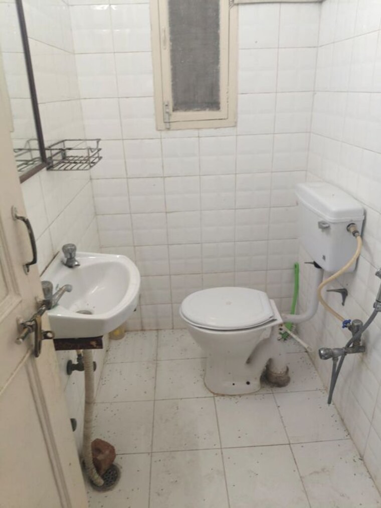 Bathroom, vasant kunj 2 Bedroom 1000 Sq.Ft. Apartment In Vasant Kunj Delhi 10165658