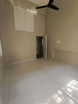 Room in 3 BHK Apartment at Anand Park Aundh, Aundh – for Rent