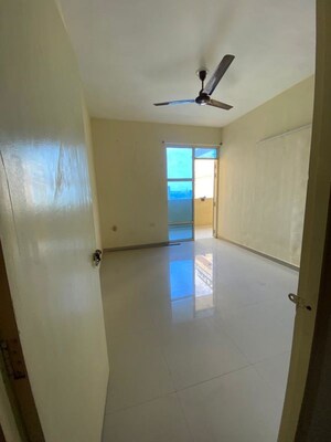 Room in 2 BHK Apartment at Signature Global Prime, Sector 63a – for Rent