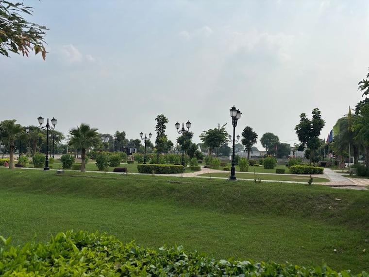 Garden, bptp-parklands  504 Sq.Yd. Plot In Sector 76 Faridabad 10165759