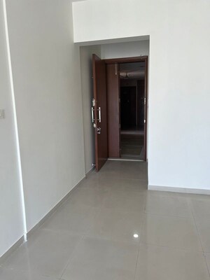 Room in 3 BHK Apartment at Hiranandani Estate – for Rent