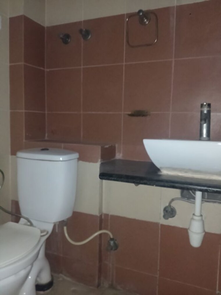 Bathroom, sector 16c greater noida 2 Bedroom 935 Sq.Ft. Apartment In Sector 16c Greater Noida Greater Noida 10165816