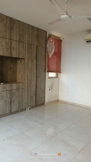 Room in 3 BHK Apartment at Hiranandani Estate – for Rent