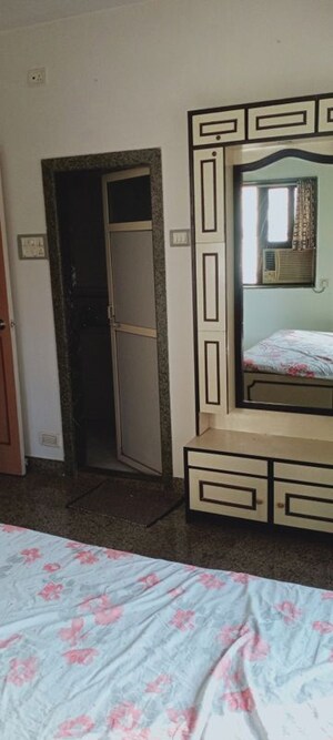 Room in 2 BHK Apartment at Takshila CHS, Andheri East – for Rent