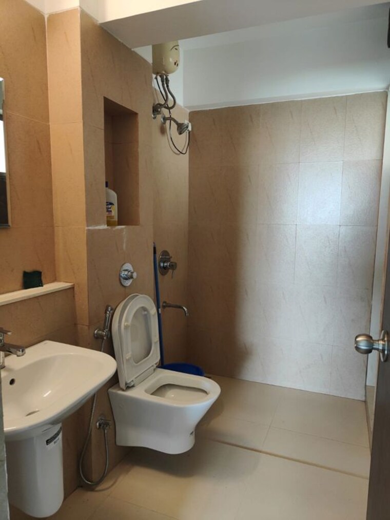 Bathroom, lodha-splendora 2 Bedroom 750 Sq.Ft. Apartment In Ghodbunder Road Thane 10165998