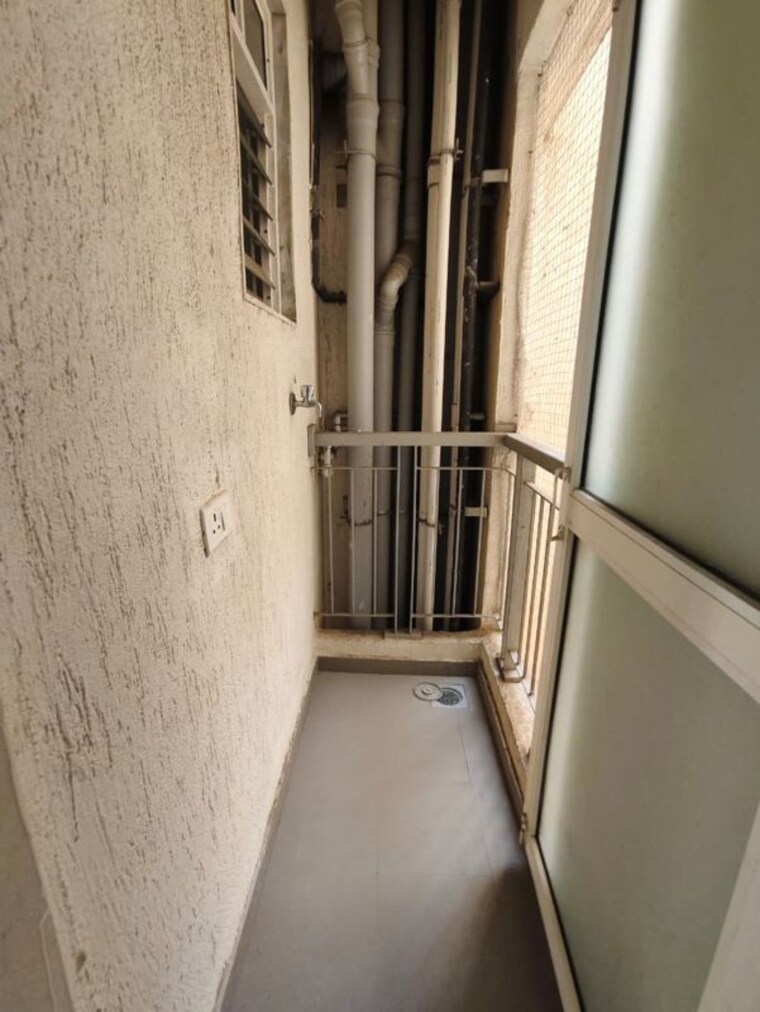 Balcony, godrej-emerald 1.5 Bedroom 530 Sq.Ft. Apartment In Ghodbunder Road Thane 10166017