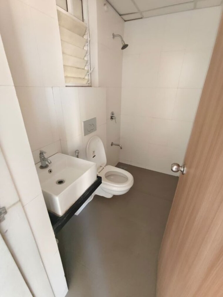 Bathroom, godrej-emerald 1.5 Bedroom 530 Sq.Ft. Apartment In Ghodbunder Road Thane 10166017