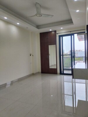 Room in 4 BHK Builder Floor at DLF Green Avenue, Dlf Phase iv – for Rent