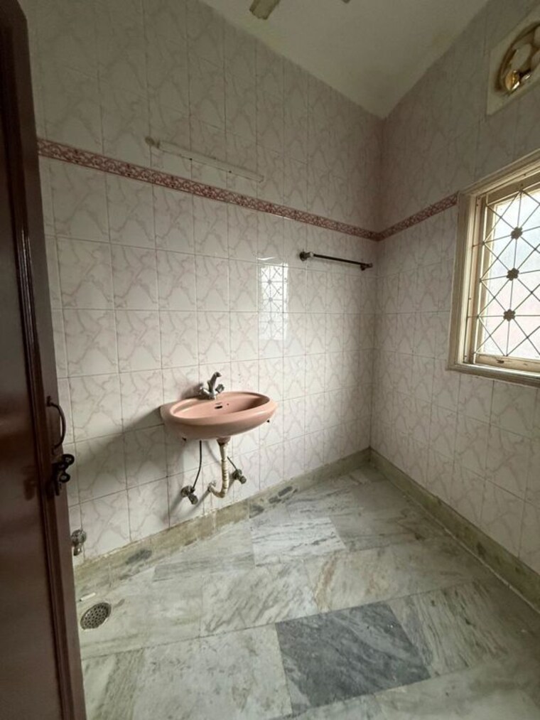 Bathroom, kalkaji 3 Bedroom 1800 Sq.Ft. Builder Floor In Kalkaji Delhi 10166083