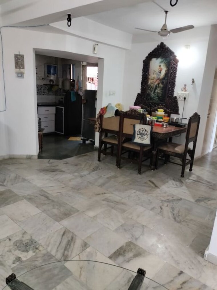  Parking, satellite 3 Bedroom 150 Sq.Yd. Apartment In Satellite Ahmedabad 10166094